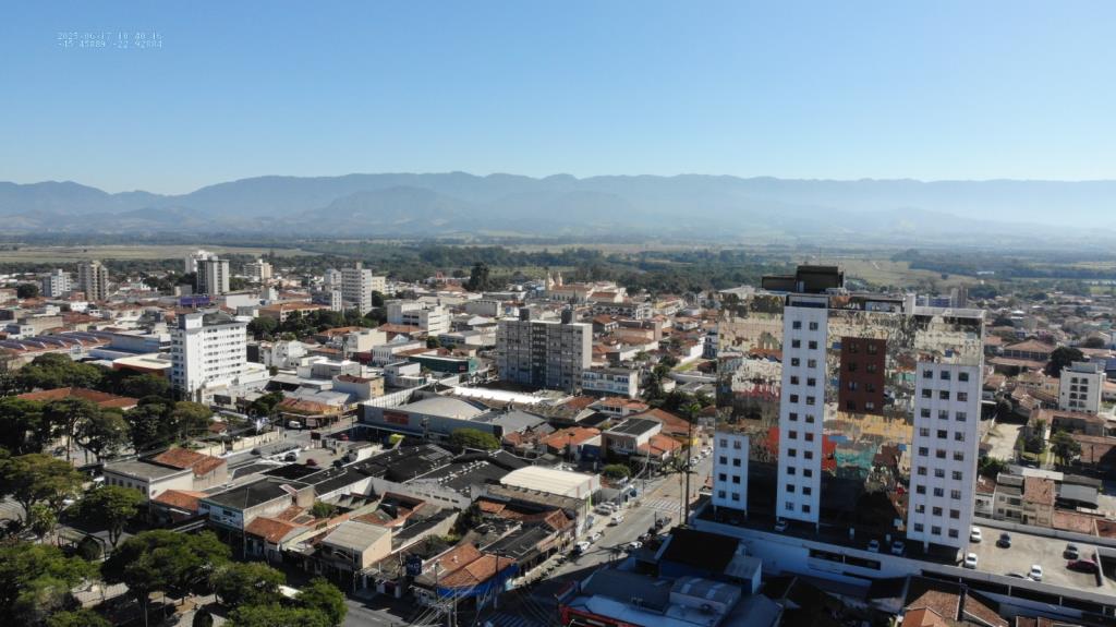 Vista aérea de Pindamonhangaba e da Serra da Mantiqueira